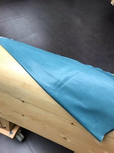 Exquisite Turquoise Ovine Leather For Premium Handbags - Quality Leather Product Manufactured By Çeti̇nkaya Kürk Deri̇ Konfeksi̇yon Tarim Sanayi̇ Ve  Ti̇caret Li̇mi̇ted Şi̇rketi̇. Contact For B2B Orders.