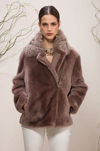 Elegante Altrosa Shearling Jacke Lockigem Kragen - Qualitatives Lederprodukt Hergestellt Von Emelda Deri Konfeksiyon Turizm Insaat Sanayi Ve Dis  Ticaret Anonim Sirketi. Kontakt Für B2B-Bestellungen.