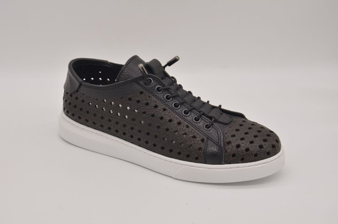 Chic Perforated Leather Womens Sneakers Modern Design - Quality Leather Product Manufactured By Çetsan Ayakkabı Sanayi Ve Ticaret Limited Şirketi. Contact For B2B Orders.