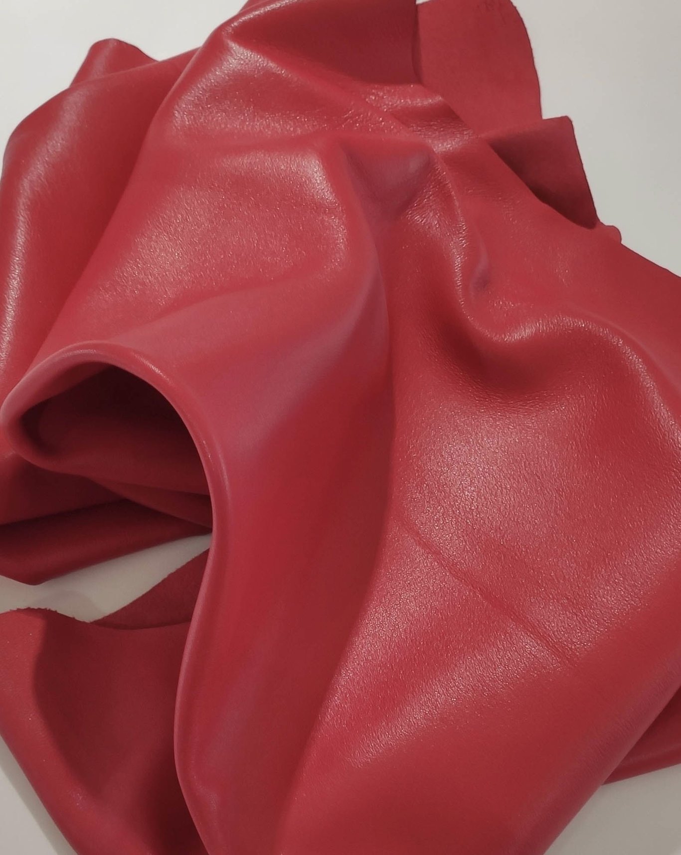 Vibrant Red Ovine Leather For Luxury Handbags - Quality Leather Product Manufactured By Marmara Deri San. Ve Tic. Ltd. Şti.. Contact For B2B Orders.
