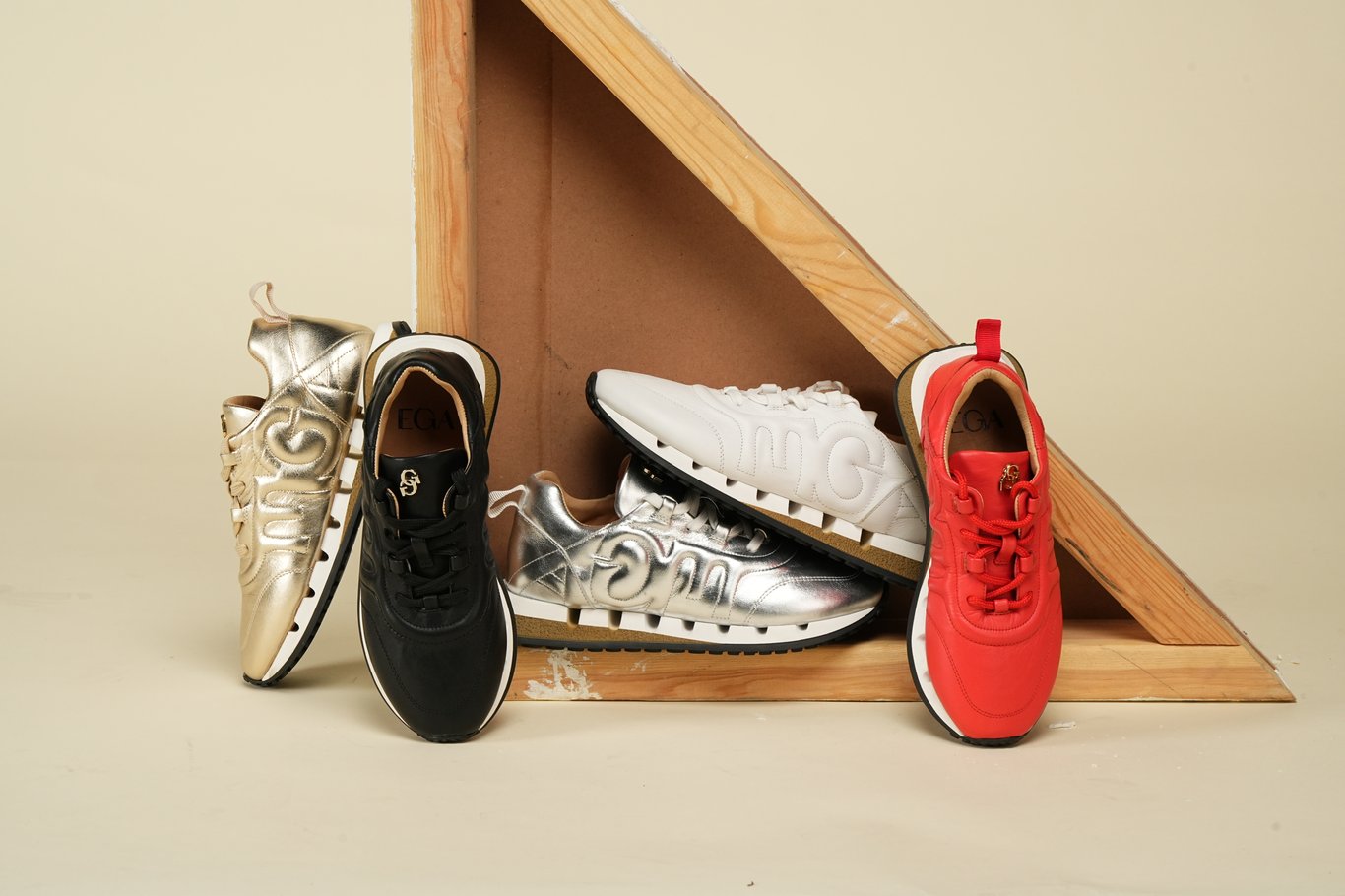 Chic Urban Design Genuine Leather Sneakers - Quality Leather Product Manufactured By Ali̇oğlu Grup Ayakkabi San. İç Ve Diş Ti̇c. A.ş.. Contact For B2B Orders.