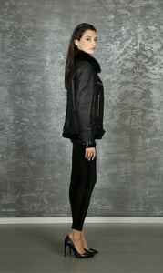 Elegante Schwarze Lammfelljacke Mit Asymmetrischem Schnitt - Qualitatives Lederprodukt Hergestellt Von Rubi̇s Deri̇ci̇li̇k San. Ve Ti̇c. Ltd. Şti̇.. Kontakt Für B2B-Bestellungen.