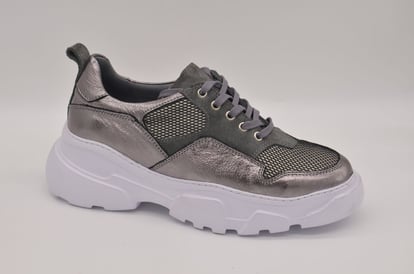 Metallisch Silber Wildleder Mesh Design Sneaker - Qualitatives Lederprodukt Hergestellt Von Çetsan Ayakkabı Sanayi Ve Ticaret Limited Şirketi. Kontakt Für B2B-Bestellungen.