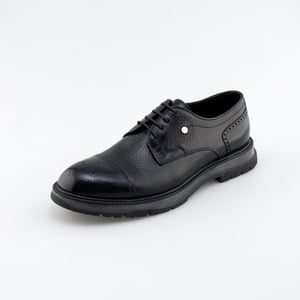 Klassische Schwarze Genarbte Leder Brogue Derbys - Qualitatives Lederprodukt Hergestellt Von Gokman Ayakkabi Ve Deri̇ Mamulleri̇ İth. İhr. San Ve Ti̇c. Ltd. Şti̇.. Kontakt Für B2B-Bestellungen.