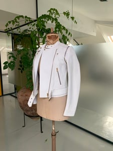 Damen Weiße Lammleder Asymmetrische Biker Jacke - Qualitatives Lederprodukt Hergestellt Von Aba Deri Sanayi Ve Ticaret Limited Şirketi. Kontakt Für B2B-Bestellungen.