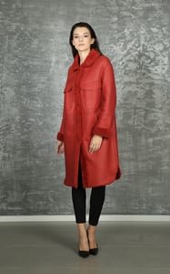 Eleganter Roter Shearling Lammfell Damenmantel - Qualitatives Lederprodukt Hergestellt Von Rubi̇s Deri̇ci̇li̇k San. Ve Ti̇c. Ltd. Şti̇.. Kontakt Für B2B-Bestellungen.
