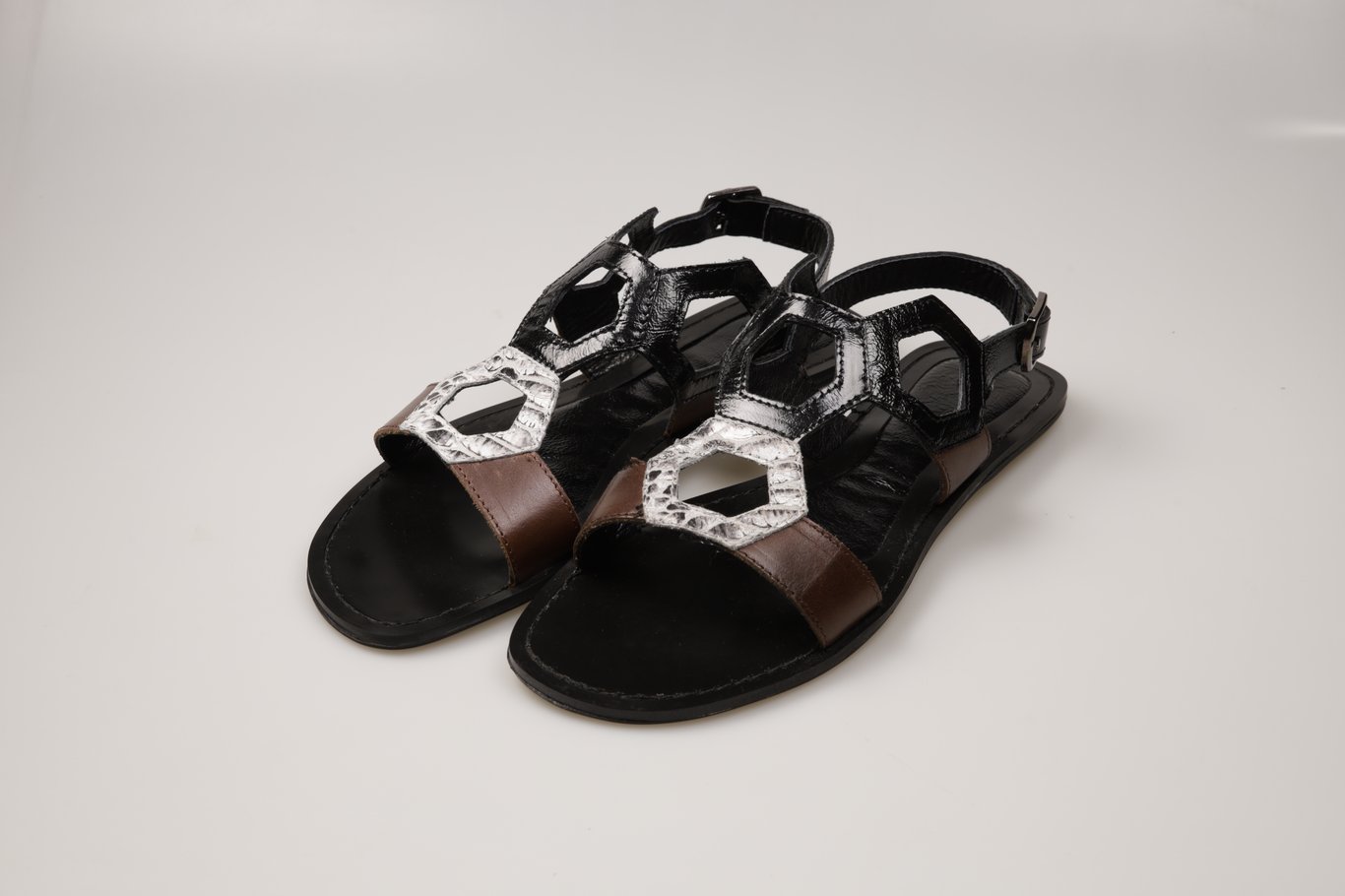 Elegant Multi Tone Leather Hexagon Sandals - Quality Leather Product Manufactured By Cabulli Ayakkabicilik Ve Kuyumculuk İnşaat Teksti̇l San. Ti̇c. Ltd. Şti̇.. Contact For B2B Orders.