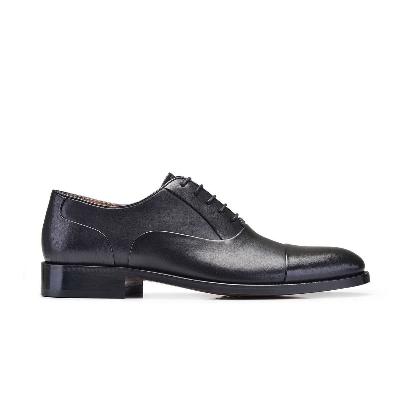 Sleek Black Leather Oxford Cap Toe Shoes - Quality Leather Product Manufactured By Nevzat Onay Ayakkabi Ve Deri Mam San Tic Ltd Sti. Contact For B2B Orders.