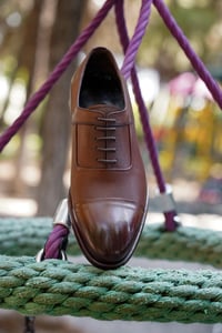 Eleganter Herren Oxford Schuh Glänzende Zehenkappe Klassisch - Qualitatives Lederprodukt Hergestellt Von Gokman Ayakkabi Ve Deri̇ Mamulleri̇ İth. İhr. San Ve Ti̇c. Ltd. Şti̇.. Kontakt Für B2B-Bestellungen.