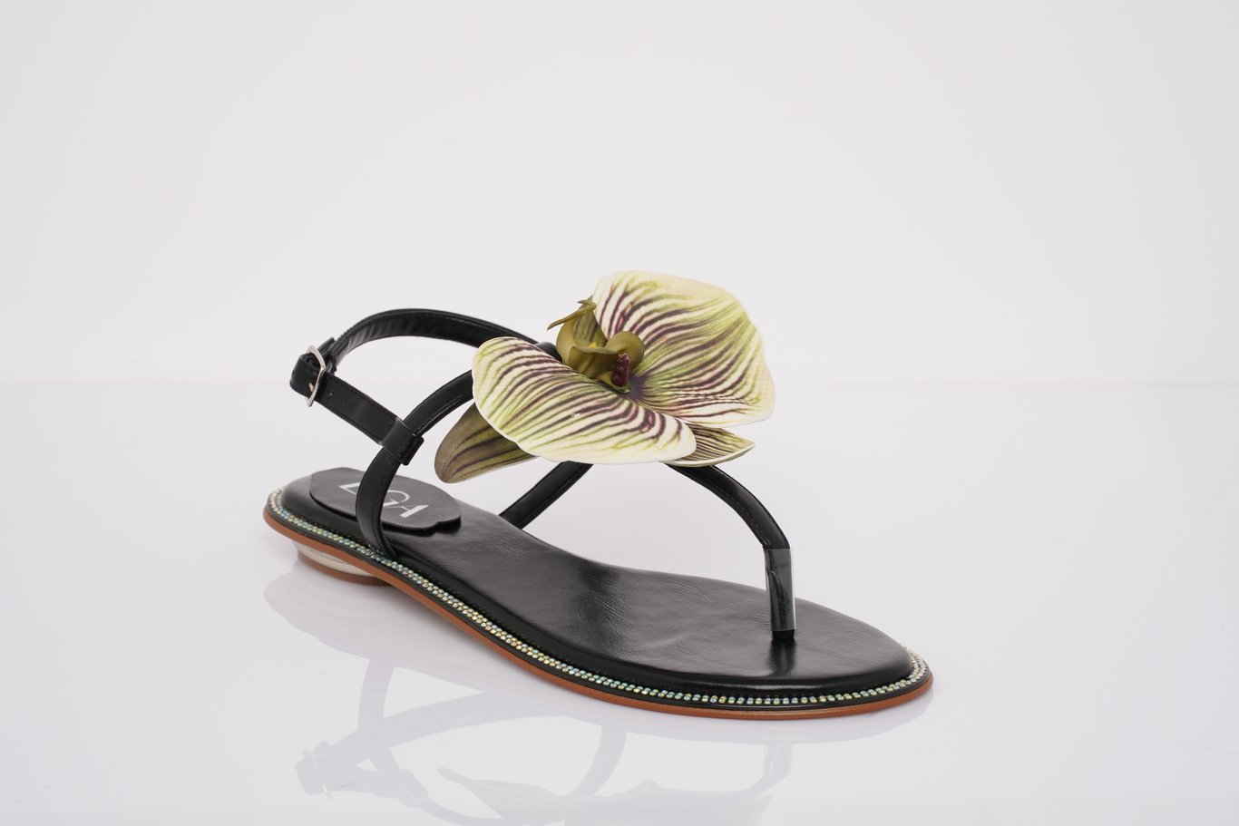 Elegant Orchid Embellished Womens Thong Sandal - Quality Leather Product Manufactured By Ali̇oğlu Grup Ayakkabi San. İç Ve Diş Ti̇c. A.ş.. Contact For B2B Orders.