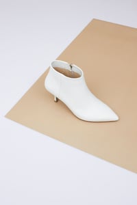 Chic Pointed Toe Leather Kitten Heel Bootie - Quality Leather Product Manufactured By Derimer Deri San. Ve Tic. Ltd. Şti.. Contact For B2B Orders.