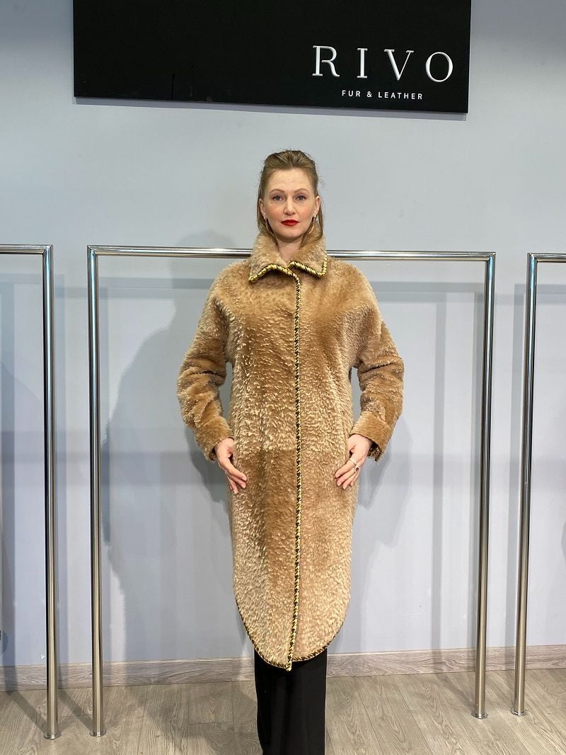 Damen Eleganter Camel Shearling Ledermantel - Qualitatives Lederprodukt Hergestellt Von Ri̇-Vo Deri̇ Ve Teks. San. Ti̇c. Ltd. Şti̇.. Kontakt Für B2B-Bestellungen.