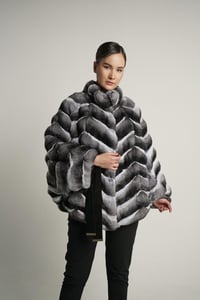 Elegante Gesteppte Graue Chinchilla Muster Pelzjacke - Qualitatives Lederprodukt Hergestellt Von F.o.u.r.m.i̇.e. Deri̇ Sanayi̇ Diş Ti̇caret Ltd.şti̇.. Kontakt Für B2B-Bestellungen.