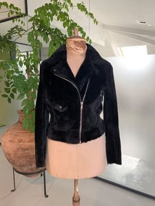 Schicke Schwarze Plüsch Bikerjacke Moderner Schnitt - Qualitatives Lederprodukt Hergestellt Von Aba Deri Sanayi Ve Ticaret Limited Şirketi. Kontakt Für B2B-Bestellungen.