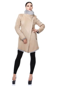 Damen Beiger Wildleder Asymmetrischer Lammfell Mantel - Qualitatives Lederprodukt Hergestellt Von G.r. Deri̇ Teksti̇l Ayakkabi Ve Hedi̇yeli̇k  Eşya Ürünleri̇ San.ve Ti̇c. Ltd. Şti̇.. Kontakt Für B2B-Bestellungen.