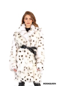Elegant Spotted White Fur Coat Statement Design - Quality Leather Product Manufactured By Moda Kürk Deri̇ Teksti̇l Ve Özel Eği̇ti̇m Hi̇zmetleri̇ Li̇mi̇ted Şi̇rketi̇. Contact For B2B Orders.