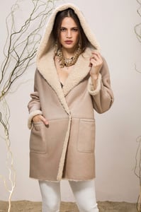 Eleganter Nude Beige Lammfell Shearling Kapuzenmantel - Qualitatives Lederprodukt Hergestellt Von Emelda Deri Konfeksiyon Turizm Insaat Sanayi Ve Dis  Ticaret Anonim Sirketi. Kontakt Für B2B-Bestellungen.