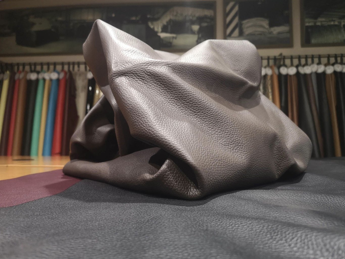 Элегантная Зернистая Кожа Цвета Антрацит Для Сумок - Качественный Кожаный Продукт Производства Uyguner Deri̇ Sanayi̇ Ve Ti̇c Aş. Обращайтесь Для B2B Заказов.