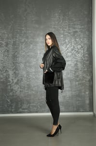Luxuriöse Lammleder Oversized Kapuzenjacke Modern - Qualitatives Lederprodukt Hergestellt Von Rubi̇s Deri̇ci̇li̇k San. Ve Ti̇c. Ltd. Şti̇.. Kontakt Für B2B-Bestellungen.