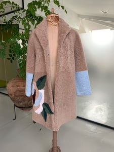 Künstlerischer Blumen Shearling Damenmantel Design - Qualitatives Lederprodukt Hergestellt Von Aba Deri Sanayi Ve Ticaret Limited Şirketi. Kontakt Für B2B-Bestellungen.