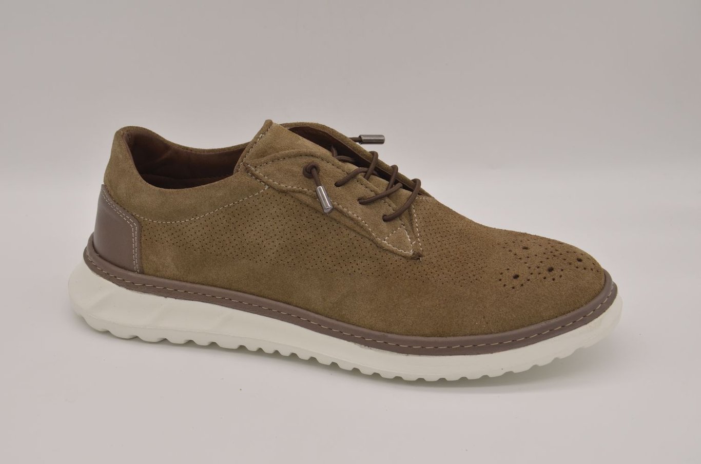 Perforierte Wildleder Moderne Freizeit Schuhe - Qualitatives Lederprodukt Hergestellt Von Çetsan Ayakkabı Sanayi Ve Ticaret Limited Şirketi. Kontakt Für B2B-Bestellungen.