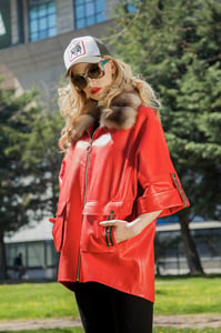 Lebendige Orangerote Lederjacke Mit Pelzkragen Eleganz - Qualitatives Lederprodukt Hergestellt Von G.r. Deri̇ Teksti̇l Ayakkabi Ve Hedi̇yeli̇k  Eşya Ürünleri̇ San.ve Ti̇c. Ltd. Şti̇.. Kontakt Für B2B-Bestellungen.