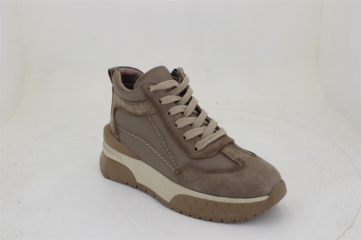 Elegant Leather Boots Modern Urban Style