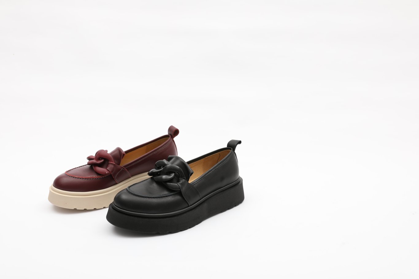 Women's Leather Loafer With Chain Embellishment - Quality Leather Product Manufactured By Özkan Moda Tasarim San Ve Ti̇c Ltd. Şti̇.. Contact For B2B Orders.