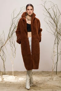Eleganter Langer Brauner Shearling Mantel Zeitloses Design - Qualitatives Lederprodukt Hergestellt Von Emelda Deri Konfeksiyon Turizm Insaat Sanayi Ve Dis  Ticaret Anonim Sirketi. Kontakt Für B2B-Bestellungen.