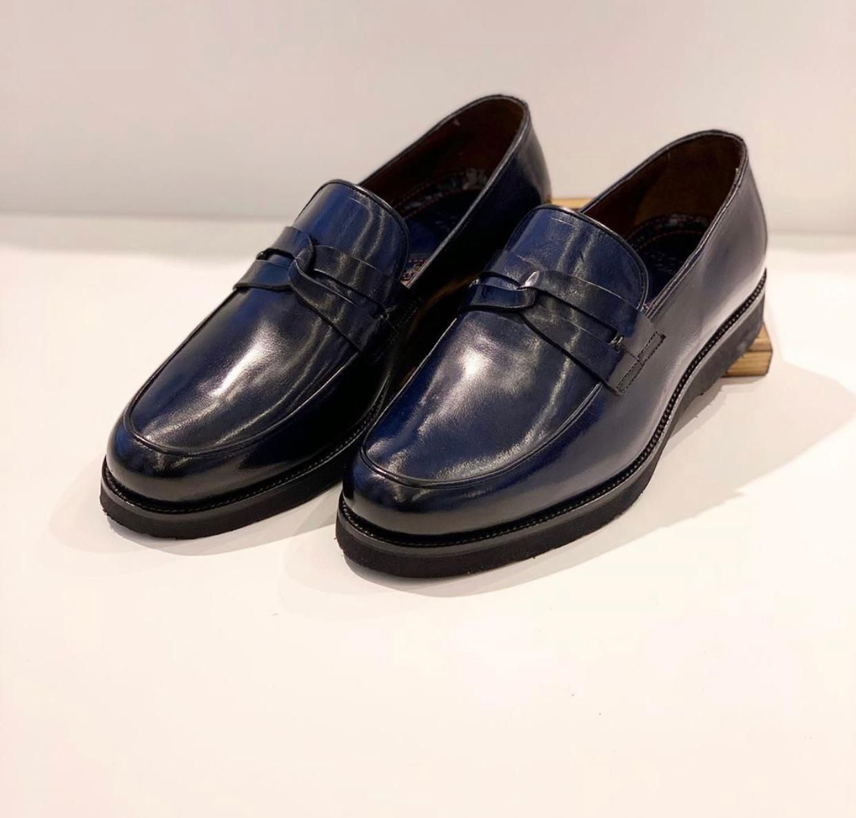 Marineblaue Glanzleder Herren Slipper Zeitlose Eleganz - Qualitatives Lederprodukt Hergestellt Von Deva Ayakkabi San Ve Tic Ltd Sti. Kontakt Für B2B-Bestellungen.
