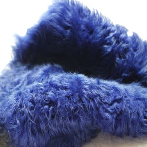 Vibrant Cobalt Blue Dense Lamb Fur - Quality Leather Product Manufactured By Toprak Kürk Deri̇ Teksti̇l İmalat San. Ve Ti̇c. Ltd. Şti̇. Contact For B2B Orders.