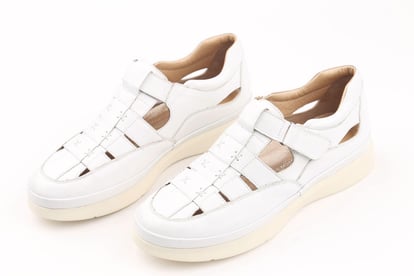 Weiße Leder Damen Komfortschuhe Mit Flechtdesign - Qualitatives Lederprodukt Hergestellt Von Kardeşler Kundura Deri Mam. İmal. Paz. İth. İhr. San. Ve Tic. Ltd. Şti.. Kontakt Für B2B-Bestellungen.