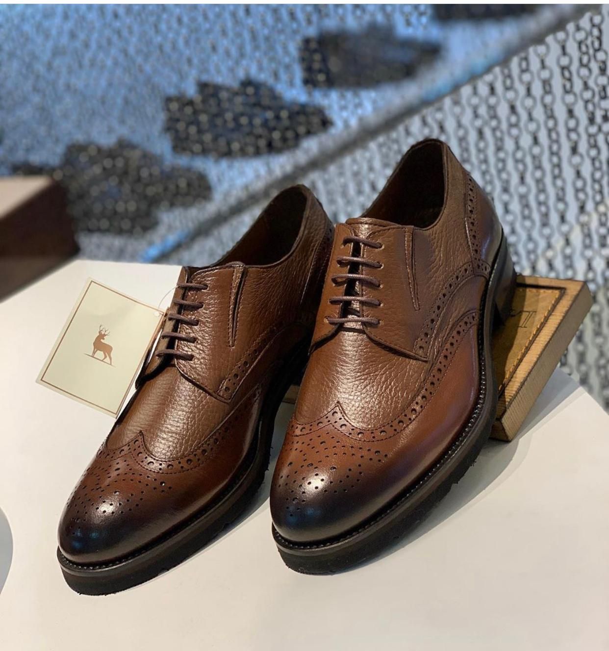Elegante Braun Patinierte Full Brogue Derby Schuhe - Qualitatives Lederprodukt Hergestellt Von Deva Ayakkabi San Ve Tic Ltd Sti. Kontakt Für B2B-Bestellungen.