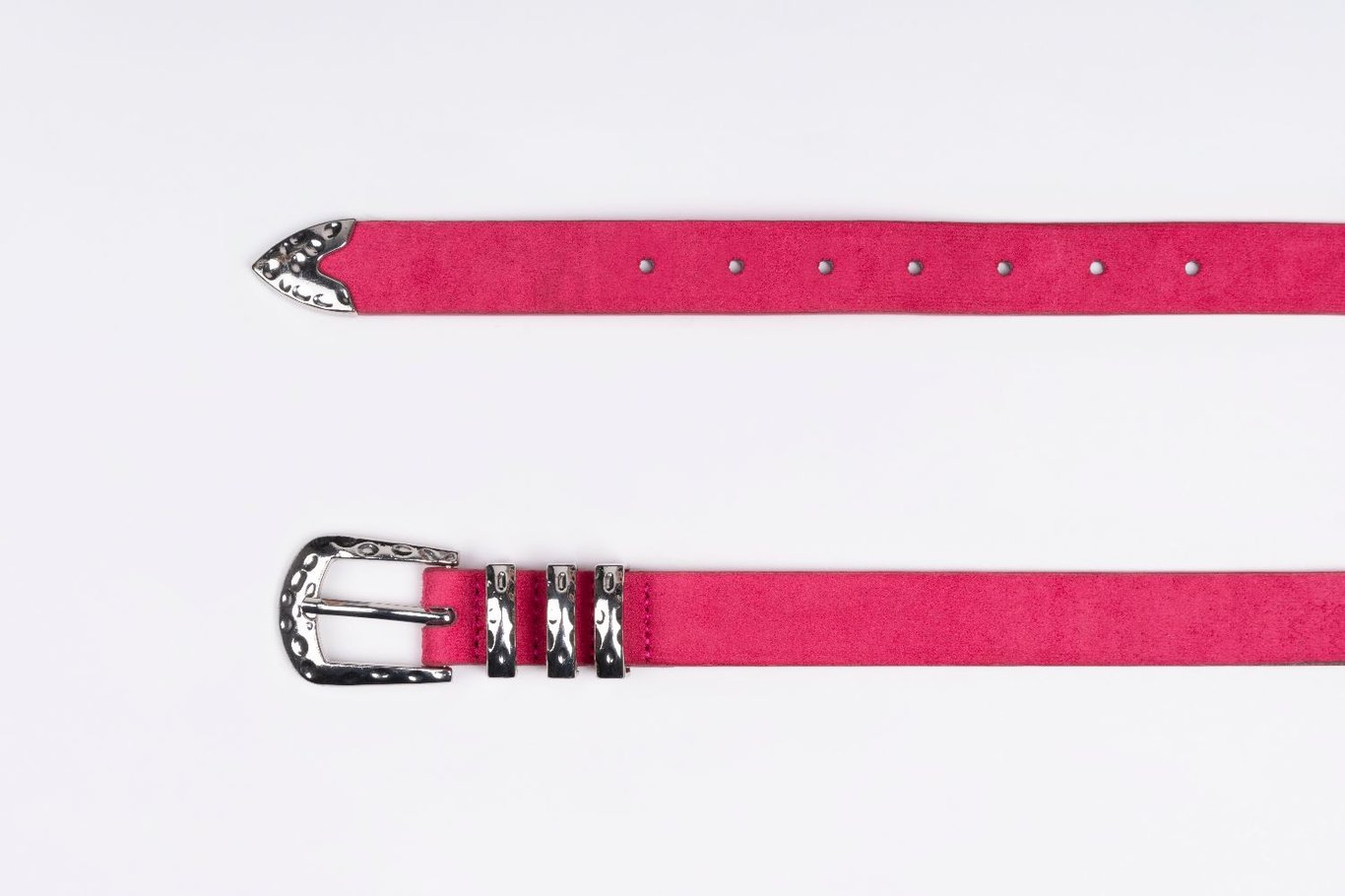 Leuchtend Fuchsia Wildleder Gürtel Mit Gehämmerter Schnalle - Qualitatives Lederprodukt Hergestellt Von Güven Karaca Deri̇ San. Ve Ti̇c. Ltd. Şti̇.. Kontakt Für B2B-Bestellungen.