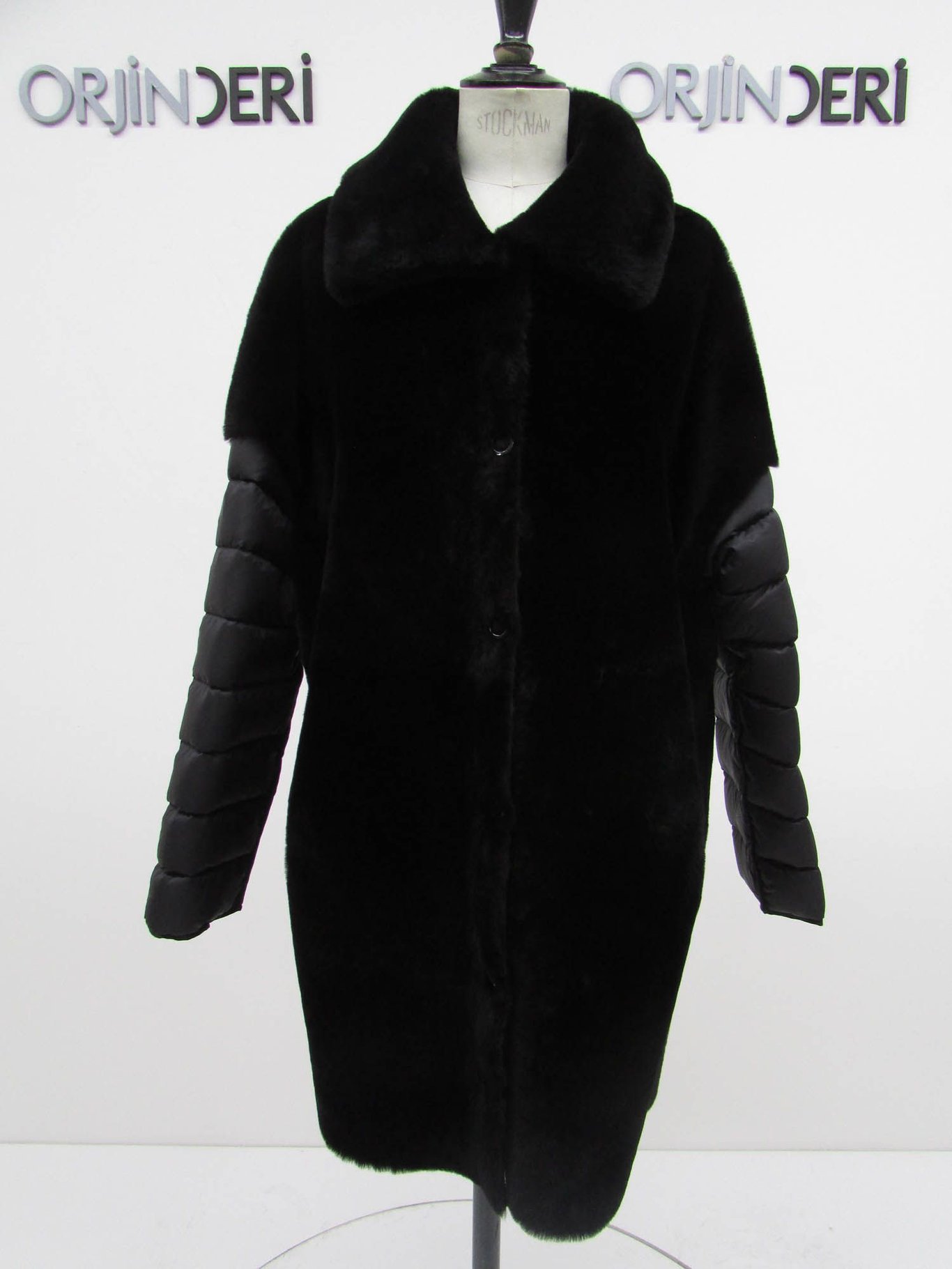 Eleganter Shearling Mantel Mit Gesteppten Ärmeln - Qualitatives Lederprodukt Hergestellt Von Orjin Deri Konfeksiyon San. Ve Tic. A.s.. Kontakt Für B2B-Bestellungen.