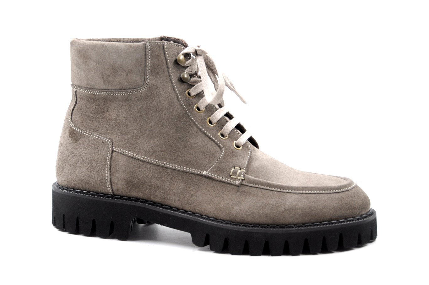 Moc-Toe-Schnürstiefel Aus Taupefarbenem Wildleder - Qualitatives Lederprodukt Hergestellt Von Emin Ayakkabi San. Ve Ti̇c. Ltd. Şti̇.. Kontakt Für B2B-Bestellungen.