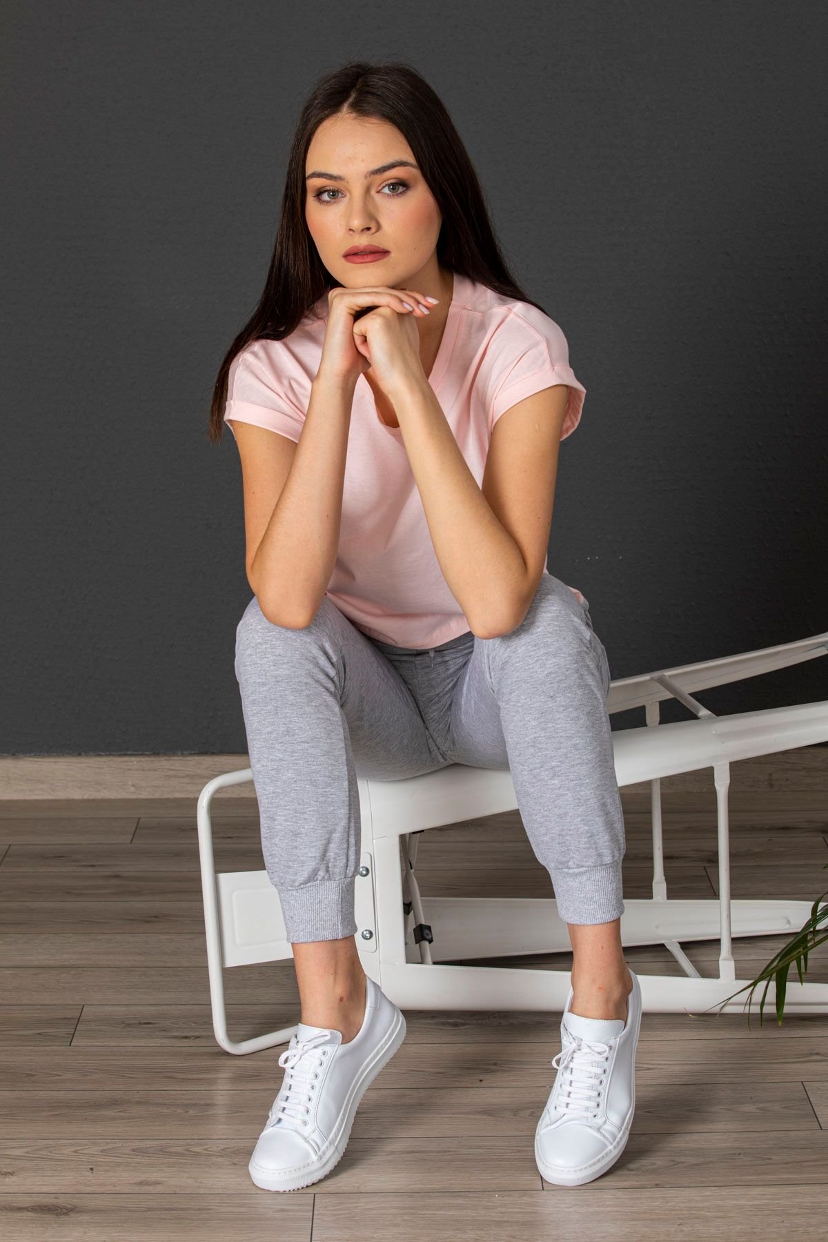 Damen Weiße Klassische Sneaker Aus Leder - Qualitatives Lederprodukt Hergestellt Von Sultani̇ Ayakkabi Sanayi̇ Ve Ti̇caret Anoni̇m Şi̇rketi̇. Kontakt Für B2B-Bestellungen.