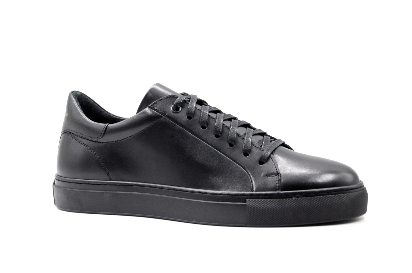 Black Leather Sneakers - Quality Leather Product Manufactured By Emin Ayakkabi San. Ve Ti̇c. Ltd. Şti̇.. Contact For B2B Orders.