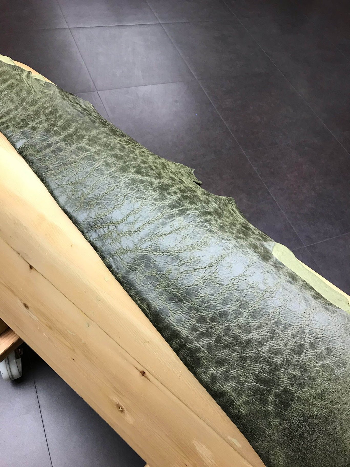 Distinctive Crinkled Khaki Green Garment Leather - Quality Leather Product Manufactured By Çeti̇nkaya Kürk Deri̇ Konfeksi̇yon Tarim Sanayi̇ Ve  Ti̇caret Li̇mi̇ted Şi̇rketi̇. Contact For B2B Orders.