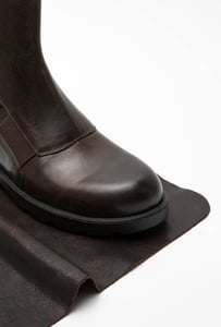 Rich Grained Dark Brown And Sleek Black Leather - Quality Leather Product Manufactured By Karaca Deri̇ Sanayi̇ Ve Ti̇c. Ltd. Şti̇.. Contact For B2B Orders.