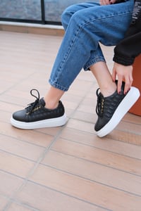 Elegante Gesteppte Schwarze Leder Plateau Damen Sneaker - Qualitatives Lederprodukt Hergestellt Von Folli Ayakkabı Deri Mamülleri San. Ti̇c. Ltd. Şti̇.. Kontakt Für B2B-Bestellungen.