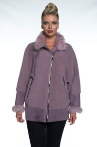 Elegante Asymmetrische Lammfelljacke In Lavendel - Qualitatives Lederprodukt Hergestellt Von Besnili Deri Petrol Gida Ve Mam. Dis Ti̇c. Ltd. Sti.. Kontakt Für B2B-Bestellungen.