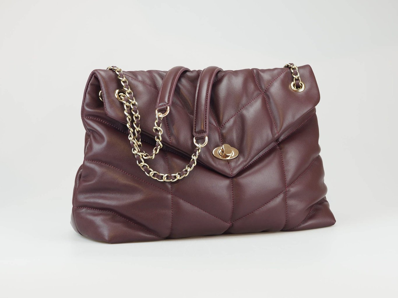 Elegant Burgundy Quilted Leather Shoulder Bag Gold Chain - Quality Leather Product Manufactured By Süren Deri̇ Ürünleri̇ San. Ve Ti̇c. Ltd. Şti̇. Contact For B2B Orders.