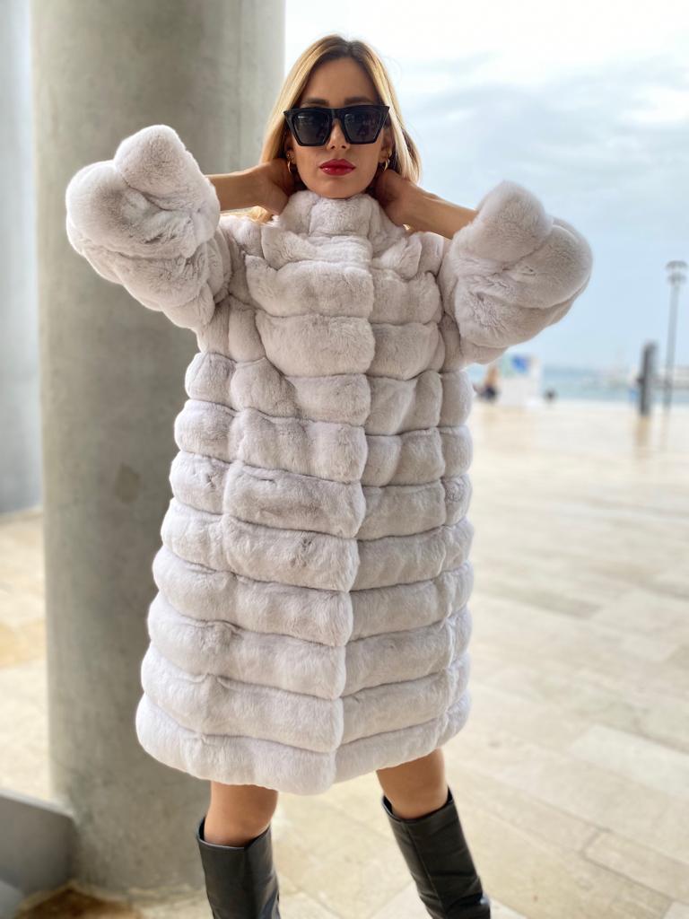 Eleganter Panelierter Luxuriöser Pelz Damenmantel - Qualitatives Lederprodukt Hergestellt Von F.o.u.r.m.i̇.e. Deri̇ Sanayi̇ Diş Ti̇caret Ltd.şti̇.. Kontakt Für B2B-Bestellungen.