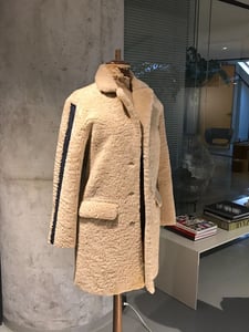 Eleganter Kamelfarbener Shearling Mantel Modern Design - Qualitatives Lederprodukt Hergestellt Von Aba Deri Sanayi Ve Ticaret Limited Şirketi. Kontakt Für B2B-Bestellungen.