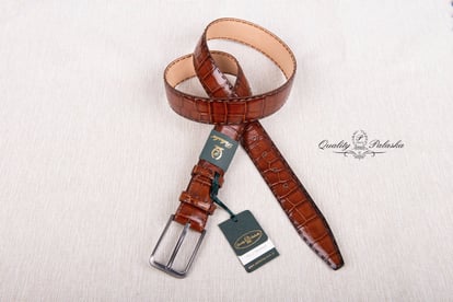 Exklusiver Herren Glänzender Cognac Krokoprägung Gürtel - Qualitatives Lederprodukt Hergestellt Von Palaska Kemer Ve Deri Ürünleri San. Tic. A.ş.. Kontakt Für B2B-Bestellungen.