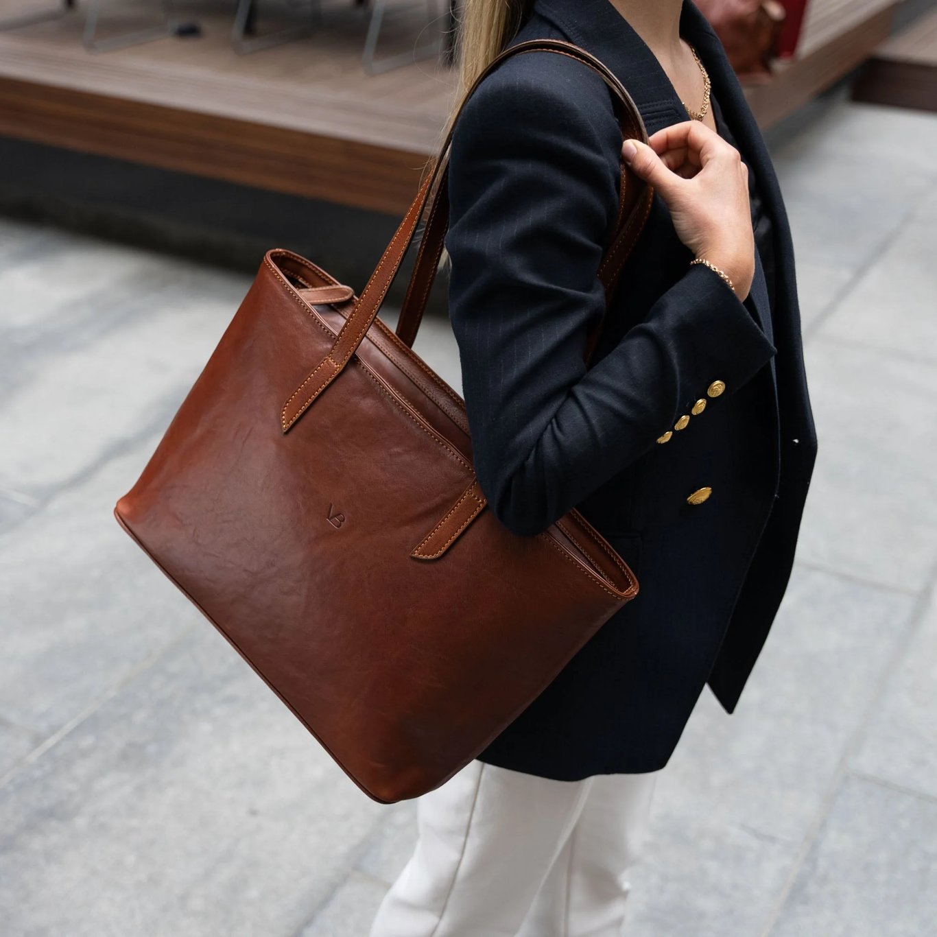 The ultimate guide for selecting the best leathers for luxury women's bag manufacturing