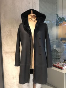 Eleganter Schwarzer Kapuzen Shearling Mantel Damen - Qualitatives Lederprodukt Hergestellt Von Aba Deri Sanayi Ve Ticaret Limited Şirketi. Kontakt Für B2B-Bestellungen.