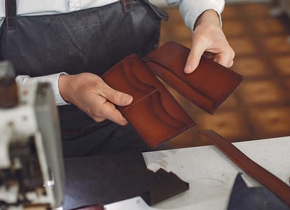 Trendfarben und Designoptionen bei Lederbrieftaschen und Gürteln