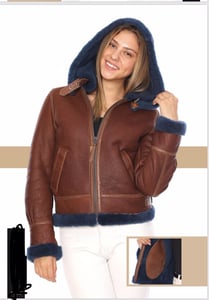 Damen Cognac Shearling Bomberjacke Blaue Kapuze - Qualitatives Lederprodukt Hergestellt Von Merino Kürk San Ve Tic Ltd Şti. Kontakt Für B2B-Bestellungen.